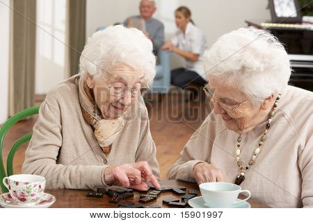 Dos mujeres Senior jugando dominó en guardería