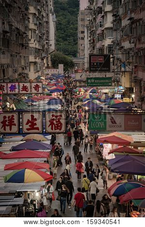 Mong Kok,hong Kong-dec 1,2016: Crowded People Walk Through The Market In Mong Kok Hong Kong, Hong Ko