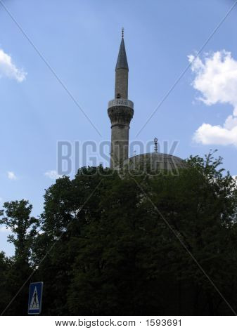 Minareten i moskeen i Bitola, Makedonien, mod blå himmel