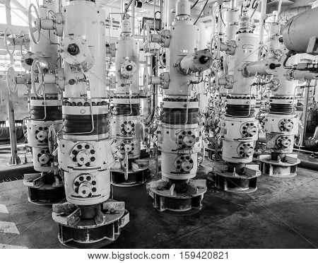 Xmas tree valve on wellhead remote platform for emergency close when emergency signal activate from very low and very high pressure.