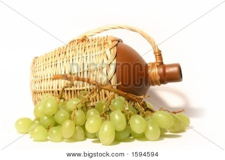 Garrafa de vinho e uvas