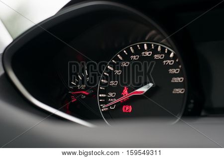 Speed and fuel gauges. Emty fuel tank.