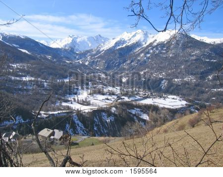 Haute montagne avec un Village sur la vallée, Les Orres, Alpes, France