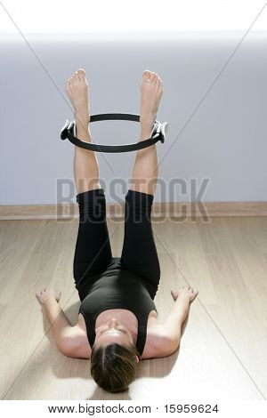 Magic Pilates Ring Frau Aerobic Sport Fitness Übungen auf Holzfußboden