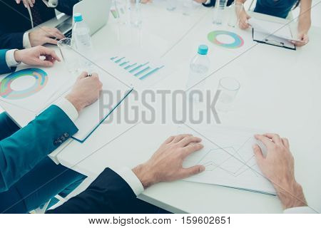 Close Up Of Business People Discussing Diagrama And Showing  Results Of Their  Teamwork