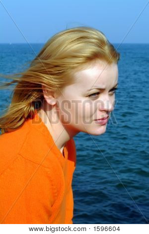 Profil de fille au bord de mer