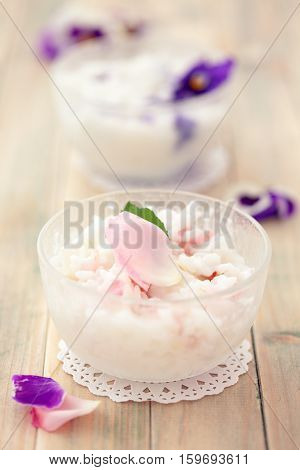 Risoto prepared with edible flowers : violet and pink rose.