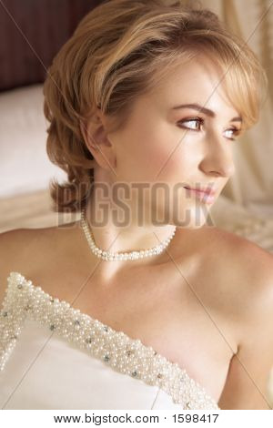 beautiful blond Braut in pearl Kleid