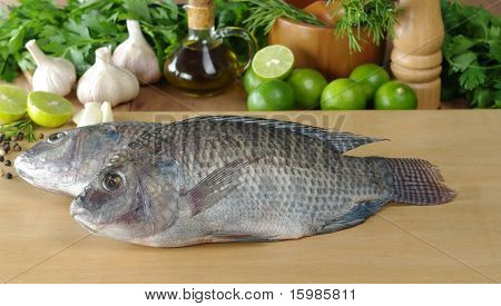 Rå fisk kaldes Tilapia på skærebræt