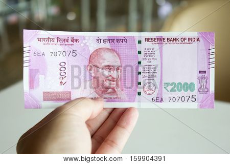 Man hold 2000 rupee banknote that is the new reveal by reserve bank of India