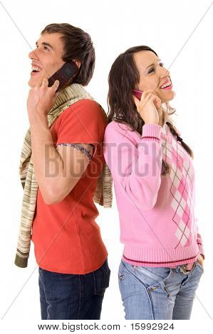 若い男性と女性の携帯電話で話しています。