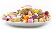 歯を持つ混合お菓子のプレート