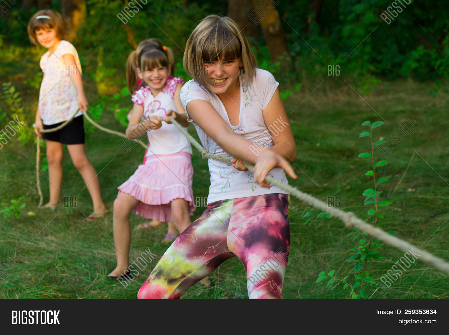 2 Girls Tug Happy