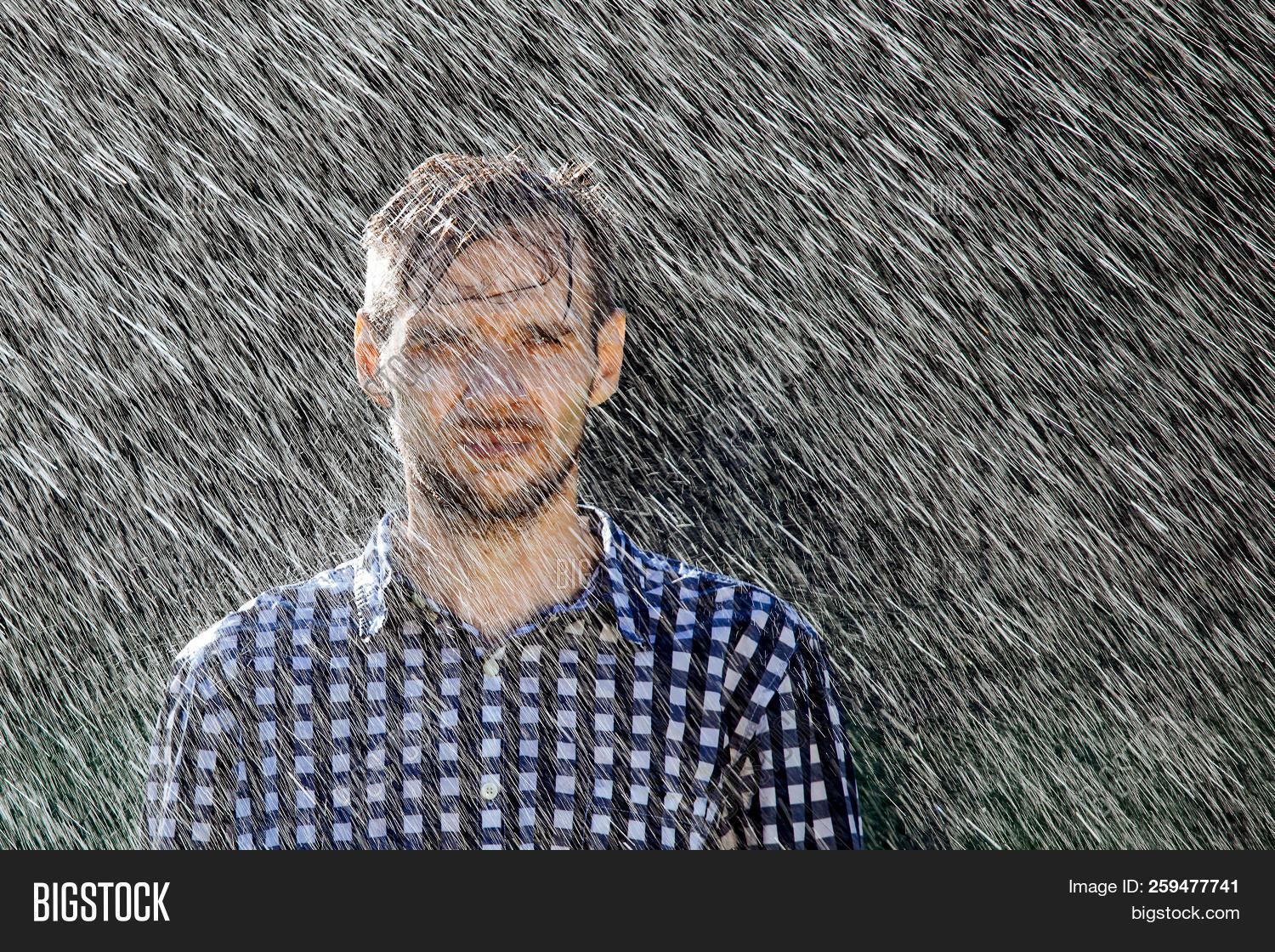 Мокрый человек. Блондинка под дождем. Трудно мокрый. Фотосессия с мокрыми волосами. Трудно мокрый.