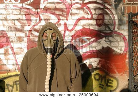 เมือง camoflauge ชายซ่อนกับกำแพงเมือง graffitti ใช้โครงสร้างเป็นรูปแบบของก๊าซ