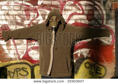 เมือง camoflauge ชายซ่อนกับกำแพงเมือง graffitti ใช้โครงสร้างเป็นรูปแบบของก๊าซ