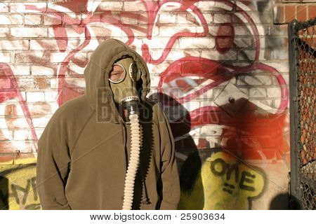 เมือง camoflauge ชายซ่อนกับกำแพงเมือง graffitti ใช้โครงสร้างเป็นรูปแบบของก๊าซ