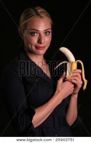 привлекательная молодая женщина prepairs съесть банан, здоровой еде концепции