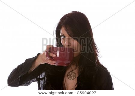 caffè, latte e coco concetti gode di una bellissima giovane donna una tazza di caffè, latte, cocco caldo o