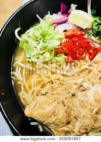Cheshire, Uk - September 18, 2018: Wagamama Chicken Chilli Ramen Served In A Black Bowl, Cheshire, U