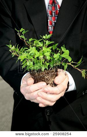 Glob toprak kaydetmek için yeşil bir bitki bir enviromently kolay iş adamı bir güzel takım tutar