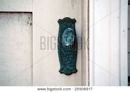 un vecchio weathered Maniglia porta su un vecchio portone bianco