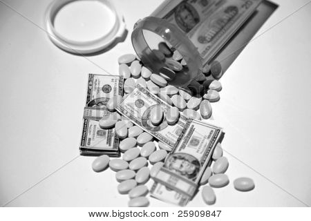 お金と薬医療と薬の c の高コストを表す薬瓶から注ぐ