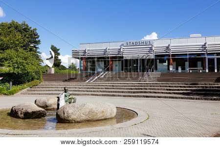 Lidingo, Sweden - July 4, 2016: Exterior View Of The Lidingo City Hall With A Fontain In The Forgrou