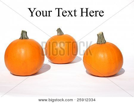drie kleine pompoenen voor halloween of thanksgiving op wit met gemakkelijk te verwijderen 