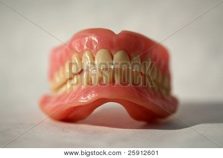 Genuino dentiere AKA False denti da un dentista su bianco
