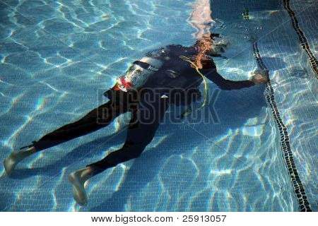 um mergulhador funciona em uma piscina ou práticas de suas técnicas de mergulho que você decidir