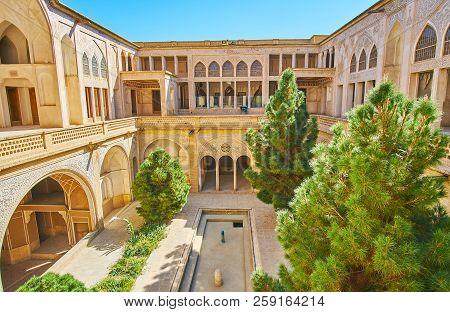 Kashan, Iran - October 22, 2017: The Picturesque Pool Courtyard (howz Khaneh) Of Abbasi House Is Per