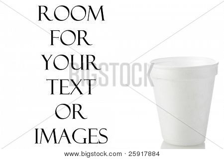 eine Styropor-Tasse, isoliert auf weiss mit Platz für Ihren text