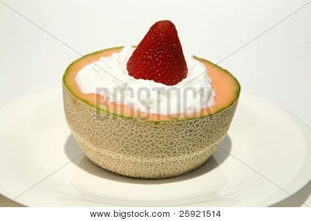 cantalope a cottage sýr s jahody na oběd