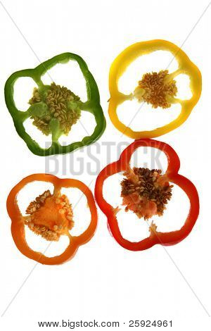 rodajas de pimiento hermoso de verde, amarillo, naranja y rojo aislado en blanco perfecto para backgrou