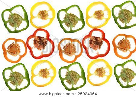 rodajas de pimiento hermoso de verde, amarillo, naranja y rojo aislado en blanco perfecto para backgrou