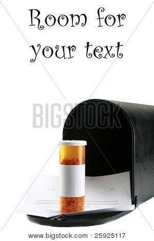 voorschriften per post, een pil fles vol met medicijnen aka pillen in een brievenbus geïsoleerd op witte w