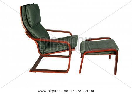 Tabouret de pied et chaise en cuir daim vert isolé on white avec la pièce pour votre texte