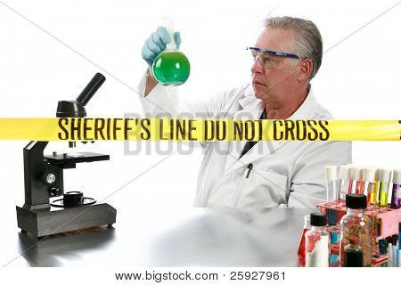 forenzní analýzy v laboratoři shromažďování a dokumentování důkazy shromážděné z místa činu.