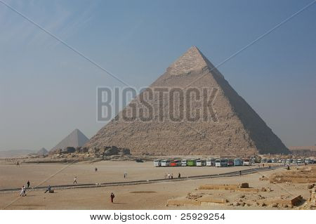 Kahire, Mısır Mycerinus (solda) ve Firavun (sağda) Giza Pyramids yakınındaki