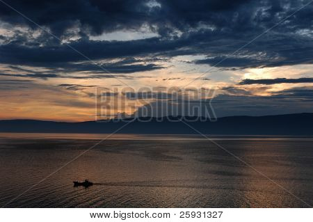 Tramonto sull'isola di Olkhon sul lago Baikal in Siberia, Russia