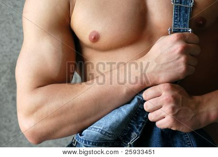 Bir mavi coverall kaslı seksi alt gövde