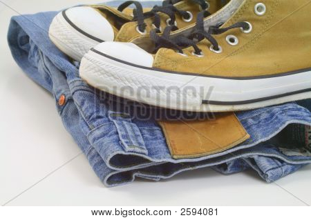 Sneakers und Jeans