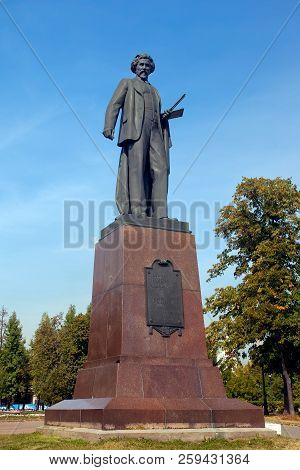 Moscow, Russia - September 8, 2018: Monument To The Famous Painter Repin In Bolotnaya Square In Mosc