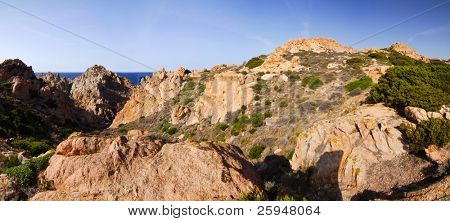 อ่าวอันสวยงามของหินแดงใน Sardinia ใกล้หมู่บ้านที่นั่งอิโซล่า - พาโนรามา