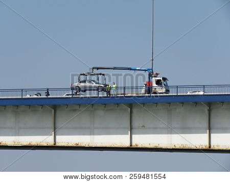 Belgrade, Serbia, September 20, 2018. Towing Service Lift Car On The Bridge With The Asisst Of The P