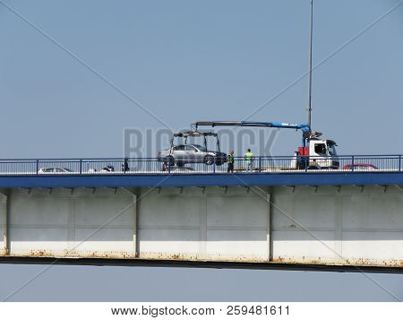 Belgrade, Serbia, September 20, 2018. Towing Service Lift Car On The Bridge With The Asisst Of The P