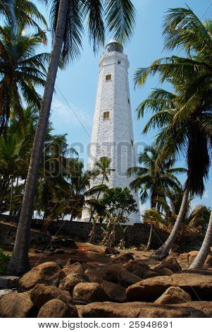 Bellissimo faro bianco Dondra Head, il capo sud dello Sri Lanka. Il faro è anche un hig