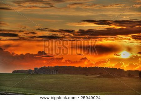 Historiske monument Stonehenge ikke langt fra byen af Amesbury ved solnedgang, England. HDR
