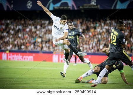 VALENCIA, SPAIN - SETEMBER 19: Guedes shots during UEFA Champions League match between Valencia CF and Juventus at Mestalla Stadium on September 19, 2018 in Valencia, Spain